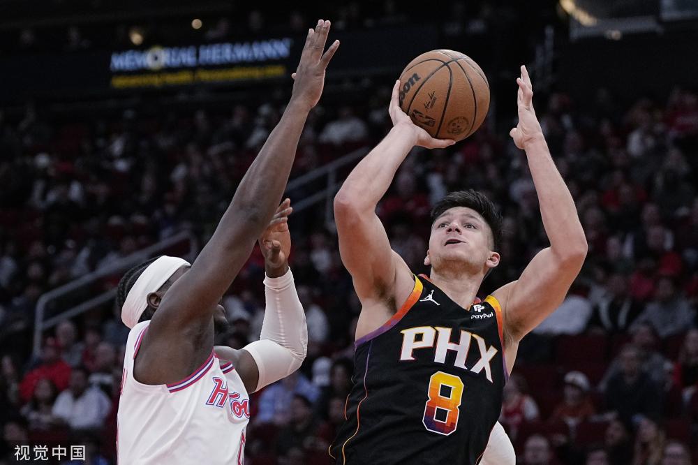 更衣室的每 更衣室的每